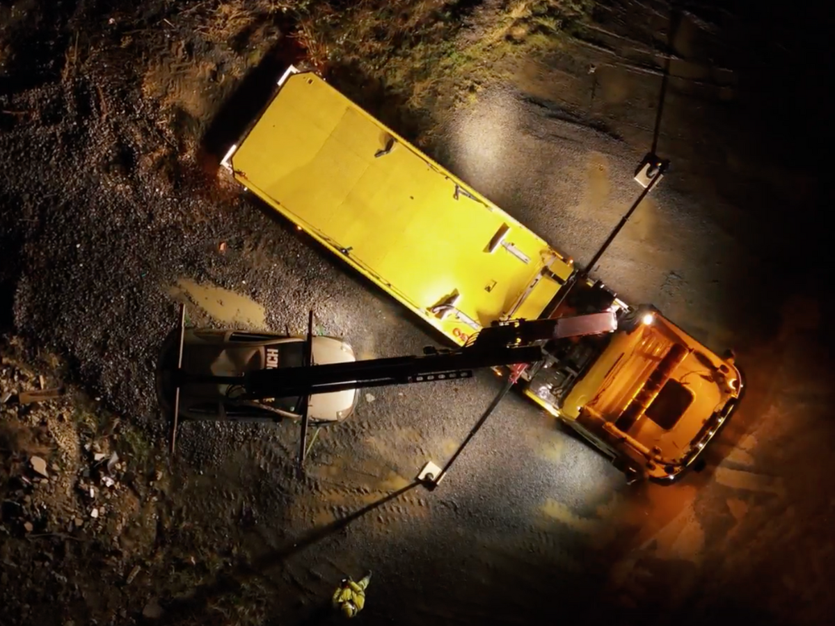 Ein Plateau-Fahrzeug mit Kran im Einsatz