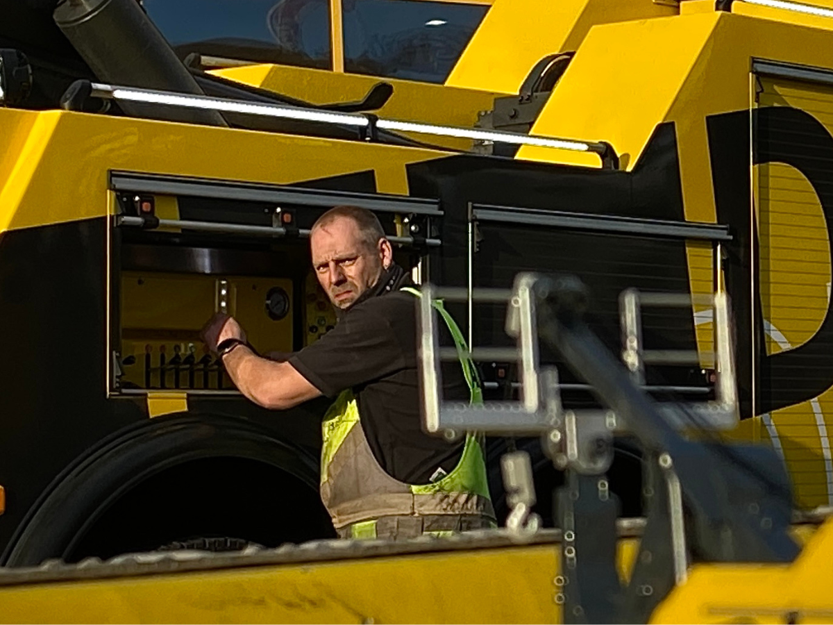 Ein Mitarbeiter beim Einsatz mit einem Bergefahrzeug